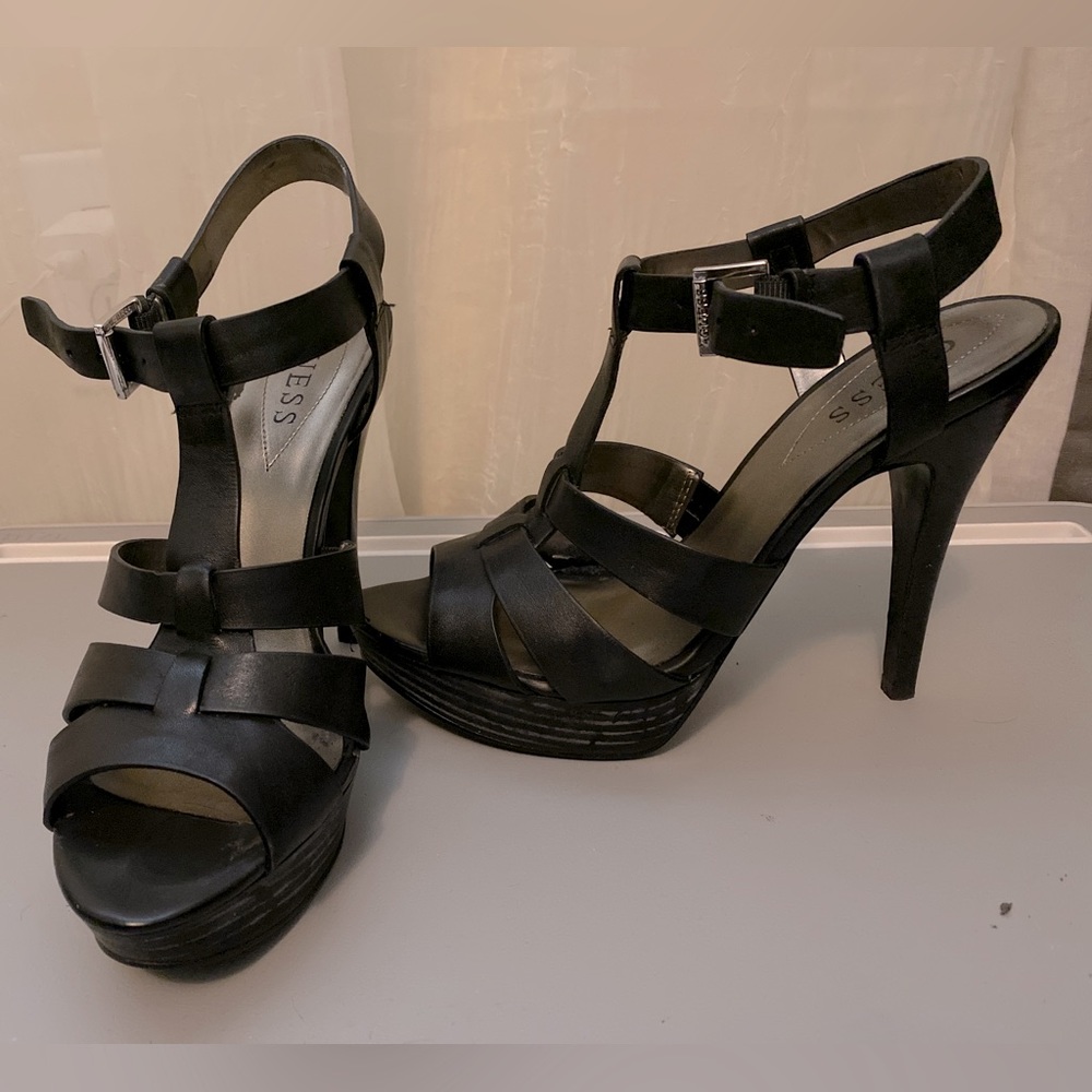 GUESS 
SEXY BLACK PEAK TOE STAP HEELS 
9M